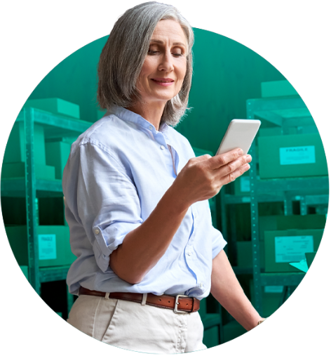 Mujer usando celular aprendiendo sobre publicidad digital